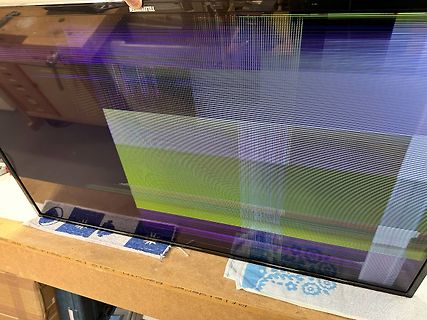 Defekter Fernseher mit Bildstörungen