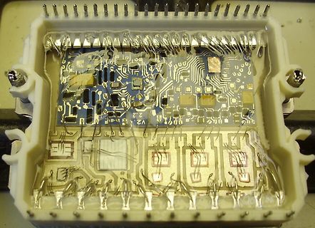 Geöffnete Elektronikkomponente mit Leiterplatte und Lötstellen
