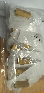 Mehrere in Plastik verpackte Bauteile
