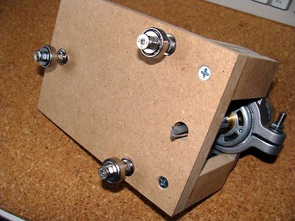 Mechanischer Aufbau auf Holzplatte mit Schraubverbindungen