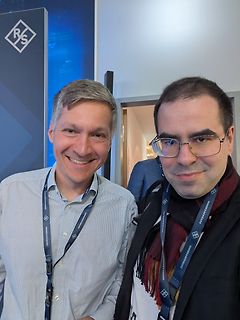 Zwei Männer mit Lanyards