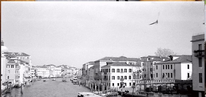 Ansicht eines Kanals in Venedig mit Gebäuden