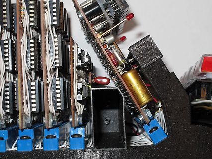 Innenansicht eines elektronischen Geräts mit Leiterplatten und Verkabelung