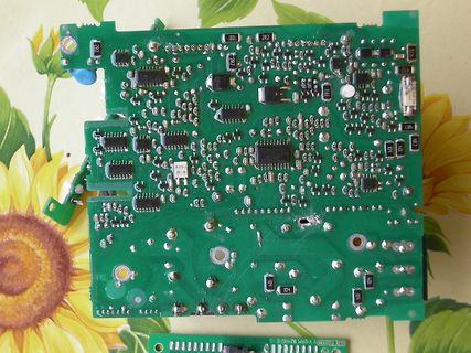 Grüne Leiterplatte mit elektronischen Bauteilen