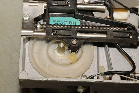 Innenansicht eines mechanischen Bauteils mit Etikett