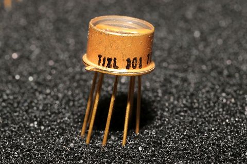 Goldfarbenes elektronisches Bauteil