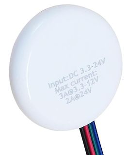 Weißes Gehäuse eines DC-DC-Wandlers mit Kabeln