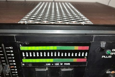 Rückseite eines Audioverstärkers mit Pegelanzeige
