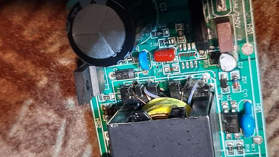 Nahaufnahme einer Leiterplatte mit elektronischen Bauteilen