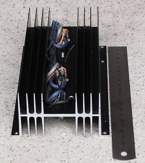 Kühlkörper mit Verkabelung und Lineal