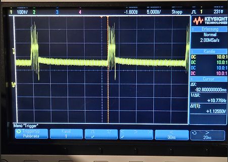 Oszilloskop-Display mit Signalverlauf