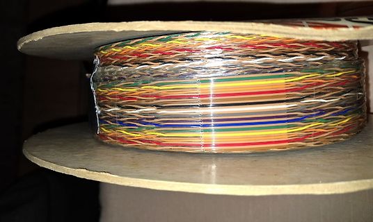 Spule mit bunten Drähten