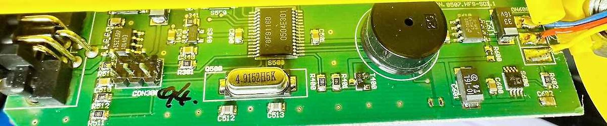 Nahaufnahme einer Leiterplatte mit elektronischen Bauteilen