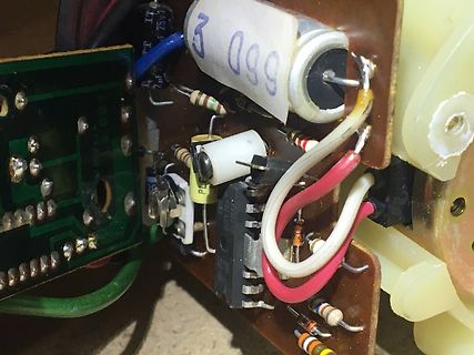 Nahaufnahme einer bestückten Leiterplatte mit Bauteilen
