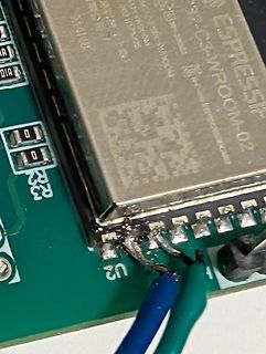 Nahaufnahme eines ESP32-WROOM-02 Moduls auf Leiterplatte