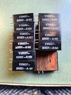 Mehrere schwarze elektronische Bauteile mit Typenbezeichnung