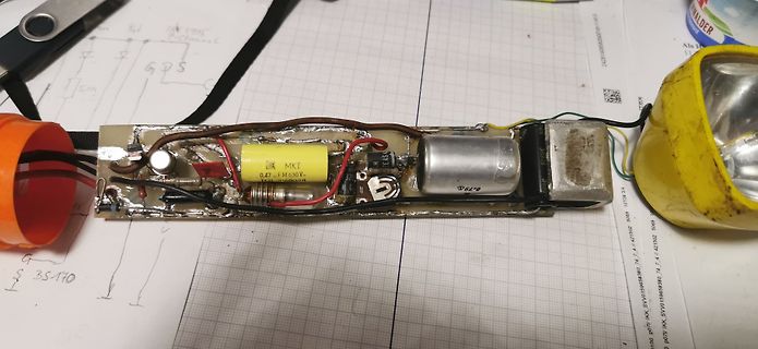 Geätzte Leiterplatte mit Bauteilen und Lötstellen