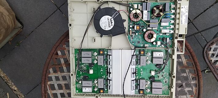 Offenes Gehäuse eines Netzteils mit Leiterplatten und Lüfter