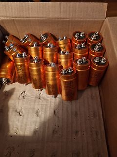 Elektrolytkondensatoren in einem Karton