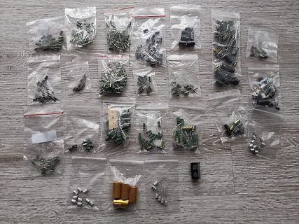 Verschiedene Elektrolytkondensatoren in Plastikbeuteln