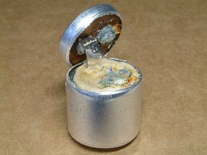 Geöffneter, korrodierter Aluminiumzylinder