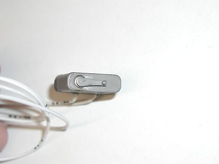 Kleiner silberner Sensor mit Kabeln