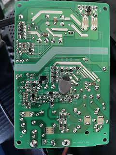 Foto einer grünen Leiterplatte mit elektronischen Bauteilen