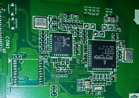 Nahaufnahme einer Leiterplatte mit Broadcom Chip