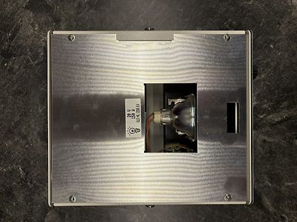 Unterseite eines Metallgehäuses mit Leuchtmittel