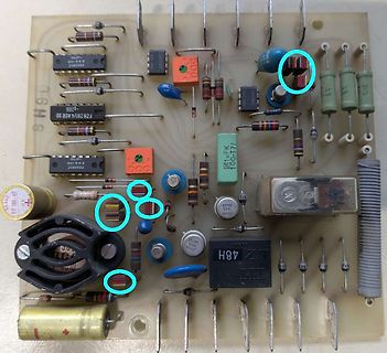 Foto einer bestückten Leiterplatte mit elektronischen Bauteilen