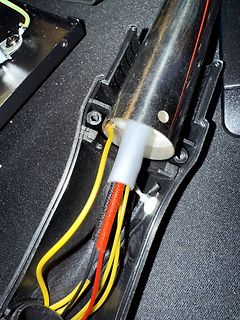 Innenansicht eines Geräts mit Kabeln und Metallzylinder