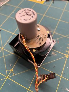 Elektronikbauteil mit Elektrolytkondensator und Verdrahtung