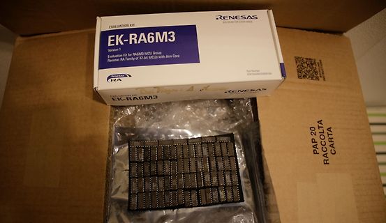 Renesas EK-RA6M3 Evaluation Kit Verpackung und Inhalt