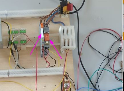 Elektrischer Aufbau auf Holzplatte mit Verdrahtung