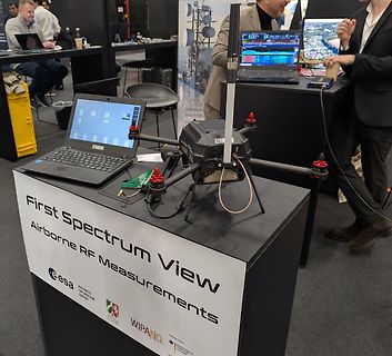 Messaufbau mit Drohne und Laptops auf einer Messe