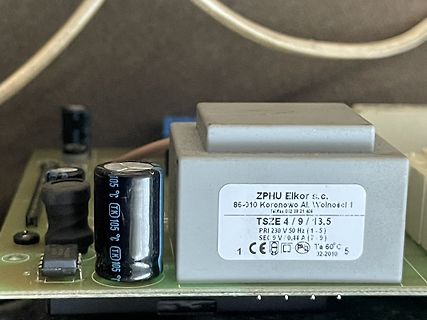 Nahaufnahme eines Transformators auf einer Leiterplatte