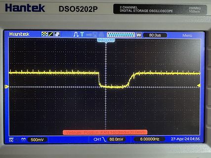Oszilloskop-Display mit gelber Signalspur