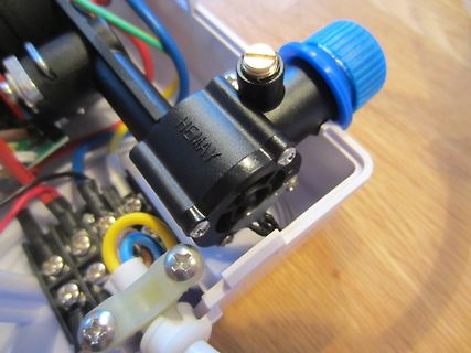 Peristaltikpumpe in Gehäuse mit Verkabelung
