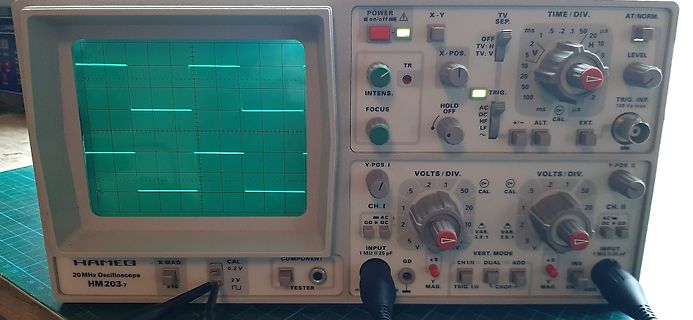 Hameg HM 203-7 Oszilloskop mit Rechtecksignal