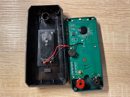 Geöffnetes Elektronikgehäuse mit Leiterplatte und Kabeln