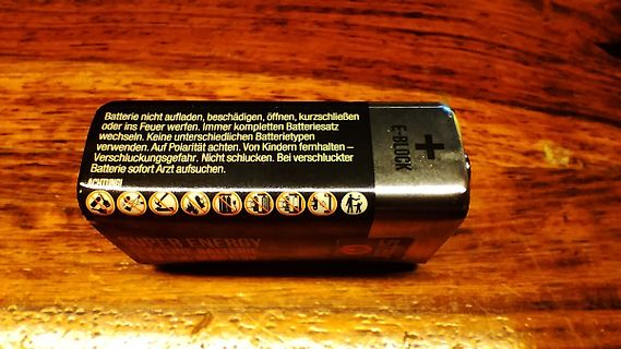 9V Blockbatterie auf Holzuntergrund