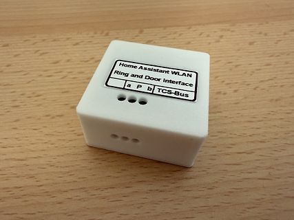 Weißes Gehäuse mit Beschriftung Home Assistant WLAN Interface