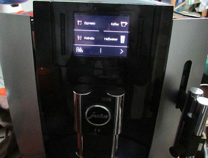 Display einer Jura E8 Kaffeemaschine