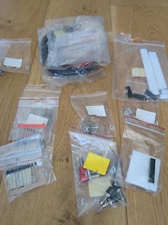 Verschiedene Elektronikbauteile in Plastikbeuteln auf Holztisch