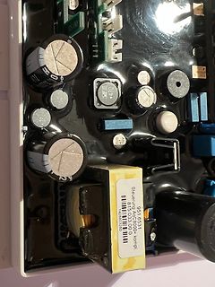 Foto einer Leiterplatte mit elektronischen Bauteilen