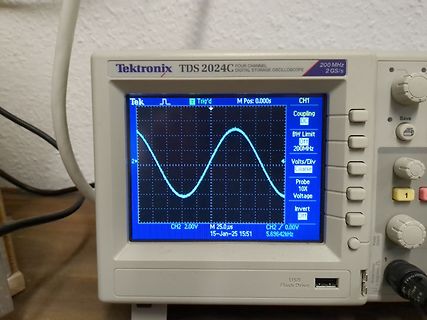 Abfotografiertes Tektronix TDS 2024C Oszilloskop mit Sinuswelle