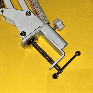 Schraubzwinge auf gelbem Hintergrund