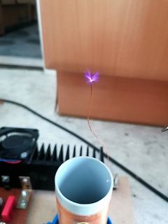 Elektrischer Lichtbogen an einer dünnen Drahtspitze