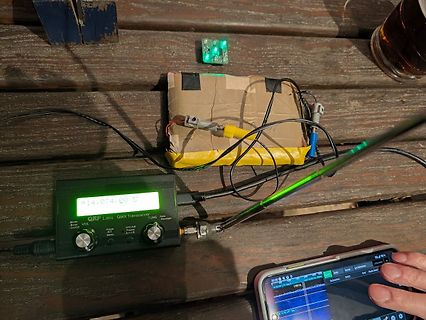 QRP Labs QMX Transceiver und Smartphone-App auf Holztisch