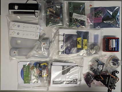 Verschiedene Elektronikbauteile und Wii-Controller in Plastikbeuteln